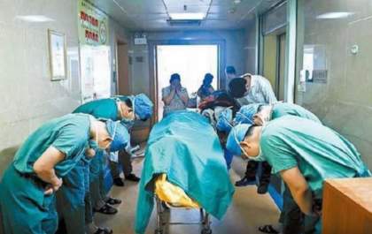 Médicos se curvam diante de criança que fez a doação de todos os seus orgãos após morrer de cancêr