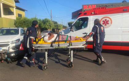 Acidente entre carro e moto interdita trânsito no Bairro São João em Três Lagoas