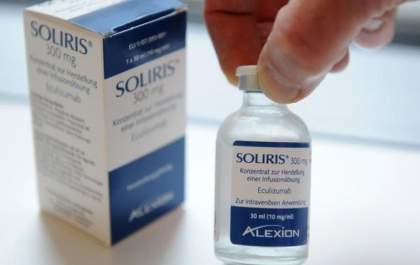 Estado entrega 6 doses de medicamento para menino com doença rara