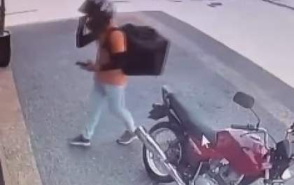 Motociclista assalta loja e rouba dinheiro e celulares em Penápolis