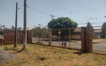 Proprietário de terreno em Andradina denuncia impasse entre Prefeitura e Neoenergia por retirada de postes
