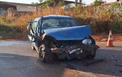 Acidente entre carro e carreta de eucalipto deixa três pessoas feridas na BR-262