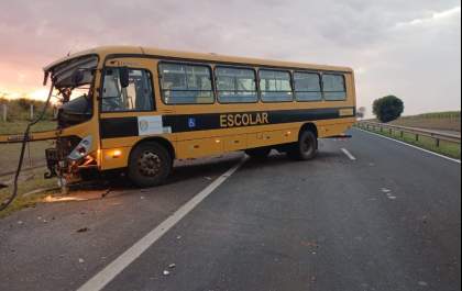 Ônibus da Prefeitura de Penápolis bate em caminhão na Rondon
