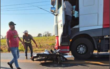 Colisão frontal entre moto e carreta mata motociclista em Três Lagoas
