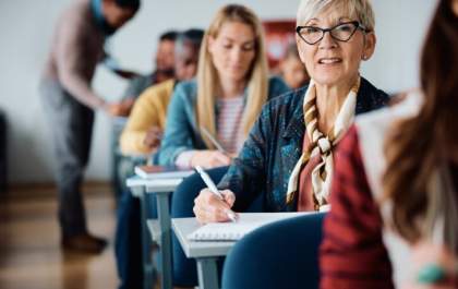 Alfabetização de adultos pode aumentar renda em até 16%, aponta estudo