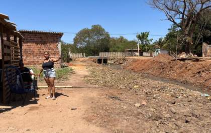 Após desassoreamento do córrego Alvoradinha, moradores pendem melhorias nas margens