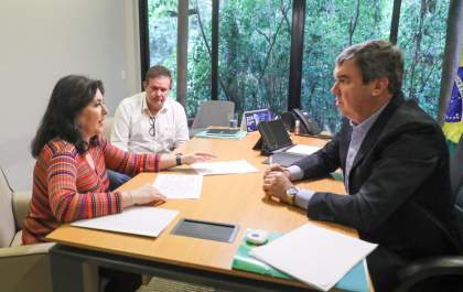 Pesquisa mostra que Eduardo Riedel lidera com folga para governo de MS e disputa pelo Senado segue aberta com a entrada de Simone Tebet