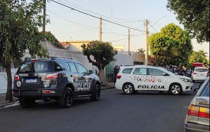 Homem é morto a tiros por policial após atacar outro com facas em Araçatuba