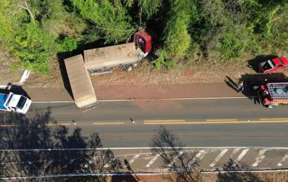 Acidente fatal na BR-267, colisão entre um carro  e uma carreta mata motorista