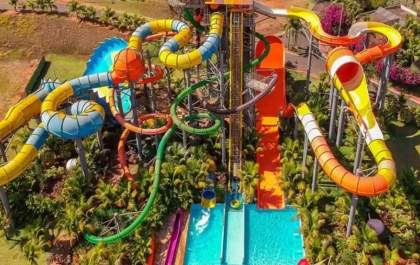 Adolescente morre ao cair de torre de acesso de toboágua em parque aquático&nbsp;