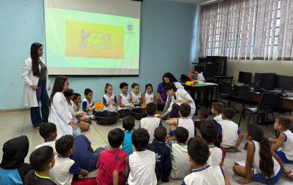 Alunos de Medicina Veterinária do Unisalesiano conscientizam crianças sobre bem-estar animal