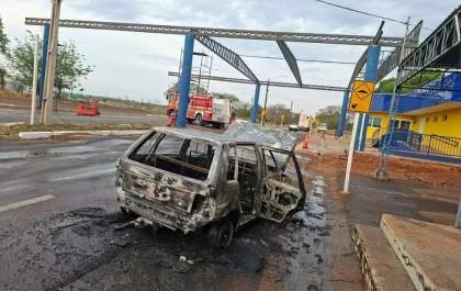 Jovens incendeiam carro apreendido em frente à base da PRF na BR-376