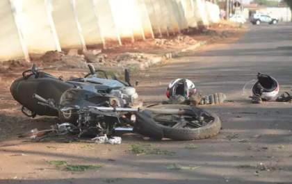 Quatro pessoas em moto colidem com poste e ficam em estado grave