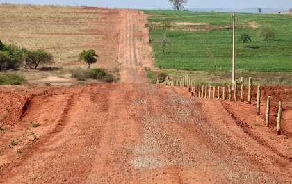 Secretário entrega trechos de estrada rural na região