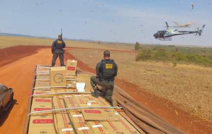 DOF apreende carreta com R$ 2,2 milhões em cigarros e agrotóxicos contrabandeados do Paraguai
