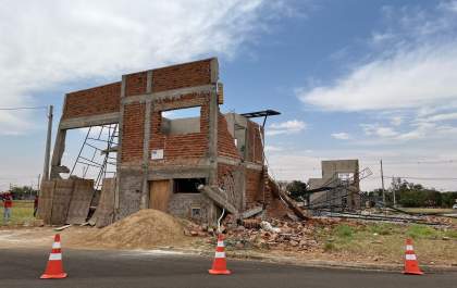 Vento derruba barracão em construção em Araçatuba