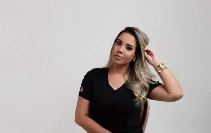 Cabeleireira Brida Placco destaca a importância de hidratar os cabelos antes da chegada do verão