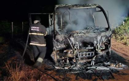 Ônibus escolar pega fogo em assentamento rural de Nova Andradina