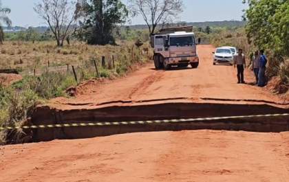 Estrada é interditada após desmoronamento próximo ao Distrito de Arapuá