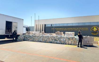 DOF apreende caminhão com 2,6 toneladas de maconha em meio a carga de silagem