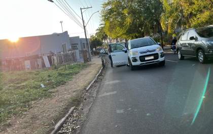 Estudante fica ferido ao bater com bicicleta na traseira de carro