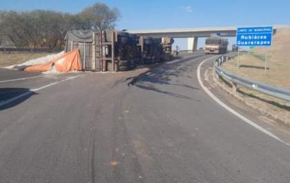 Carreta tomba e interdita trânsito na Rondon
