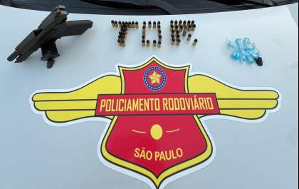 Homem é preso transportando pistola e munições em picape