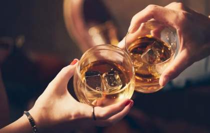Carnaval: casos de metanol em bebidas colocam estados em alerta