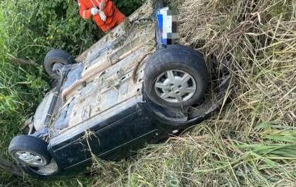 Criança sobrevive por dois dias ao lado dos corpos dos pais após acidente de carro