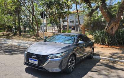 Nissan Sentra 2026 mostra consistência no segmento de sedãs médios