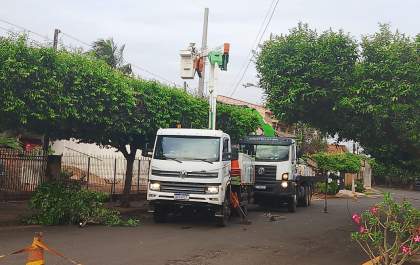 Após denúncia do Hojemais, Neoenergia troca poste deteriorado no bairro Santo Antônio
