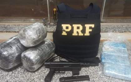 PRF prende homem com drogas e submetralhadora em ônibus na fronteira de MS