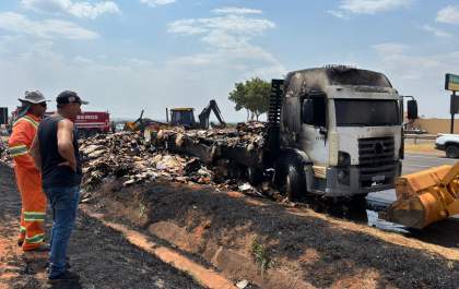 Caminhão com materiais recicláveis pega fogo na Rondon