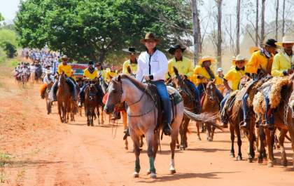 Cavalgada de Arapuá reúne multidão e celebra tradição com música e churrasco