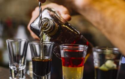 Metanol em bebidas: como diferenciar intoxicação de ressaca