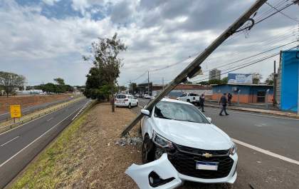 Homem fica ferido ao ter carro atingido por caminhonete em cruzamento