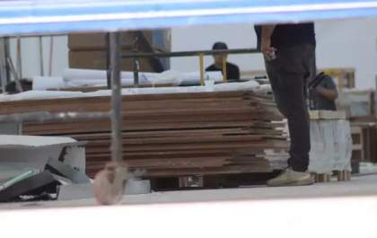 Trabalhador morre prensado por placas em obra de nova loja de móveis