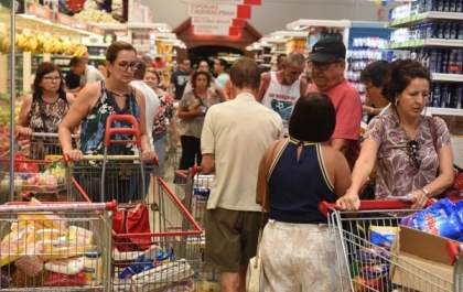 Preços dos alimentos caem pelo quarto mês consecutivo, aponta IBGE