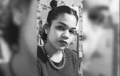 Mulher de 27 anos é encontrada em baixo de uma arvore morta com sinas de duas facadas no peito