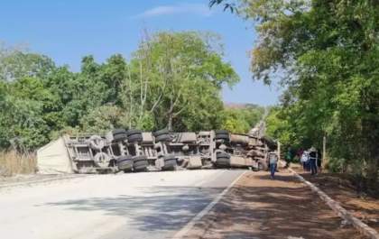 Acidente com carreta carregada de cimento interdita totalmente a BR-262 em MS