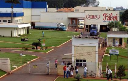Suspeita de vazamento de amônia paralisa funcionários na nova unidade da JBS Friboi em Andradina