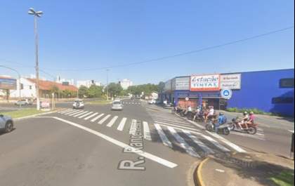 Queda de poste causa transtorno no trânsito na Araçás