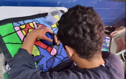Jovens da Fundação Casa de Araçatuba expõem mosaicos na Câmara Municipal