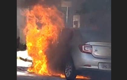 Carro é destruído por incêndio em Araçatuba