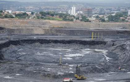 Mineração movimenta bilhões, mas a população não fica nem com o cheiro