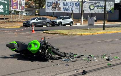 Motociclista fica ferido em colisão com carro na avenida Brasília