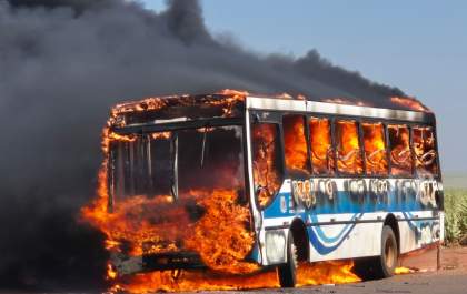 Incêndio destrói ônibus da Prefeitura de Araçatuba