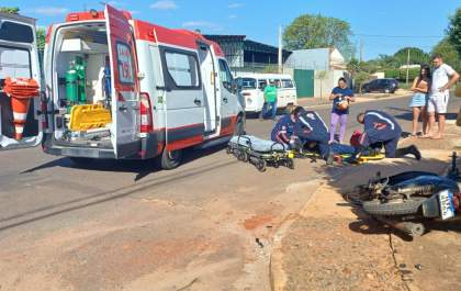 Colisão entre carro e motocicleta deixa homem ferido no bairro Alvorada em Três Lagoas