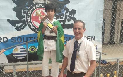 Atleta araçatubense conquista título sul-americano de karatê no Uruguai