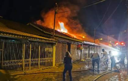 Incêndio atinge quatro casas em Ilha Solteira e mobiliza Corpo de Bombeiros e moradores